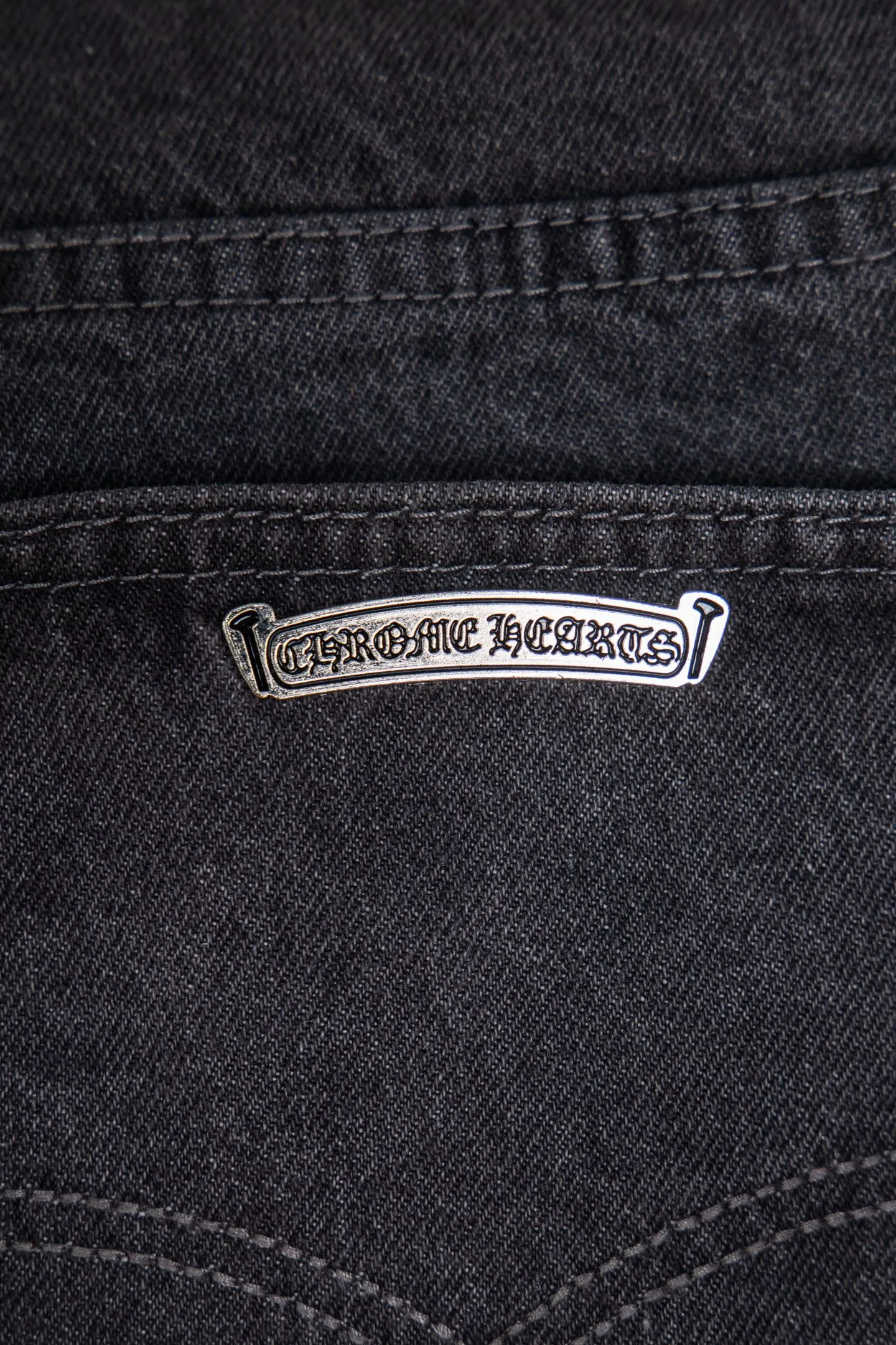 P260 Chrome Hearts Chrome Hearts 24SS official website limited edition purple cow spray-painted graffiti leather jeans!  🛍️As an Online limited edition, it attracted a lot of attention as soon as it debuted. The black and purple cross-stitched leather design brings a cool and mysterious atmosphere, and every stitching shows a unique taste. The limited edition graffiti spray painting is casual and bold, just like wearing street art on your body, and you will never miss it when walking on the road.  Straight and loose fit, suitable for various body shapes, casual and cool online. Genderless design, both boys and girls can easily control it, easily create a super trendy feeling, and directly maximize the fashion expression!  Black and gray color 🔘, low-key but hidden edge, perfect for versatility, whether paired with a simple white T-shirt or a personalized printed top, it can make you the focus of the street.  Size covers M-XXL (corresponding to sizes 30-36)